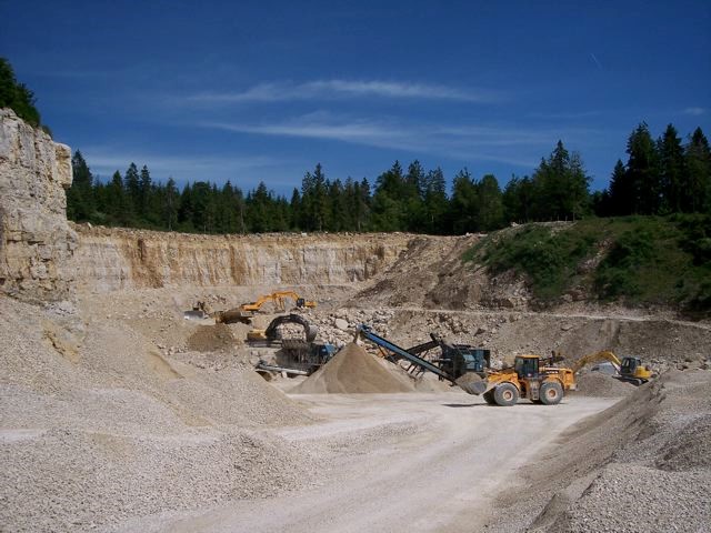 travaux publics pontarlier tracteur poratnt des gravats dans une carrière