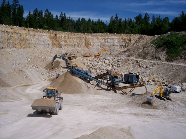 Ets Jeannin censeau - création de lotissements jura- vue d'une carrière en activité