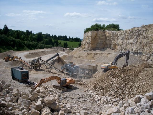 Plusieurs engins exploitant une carrière