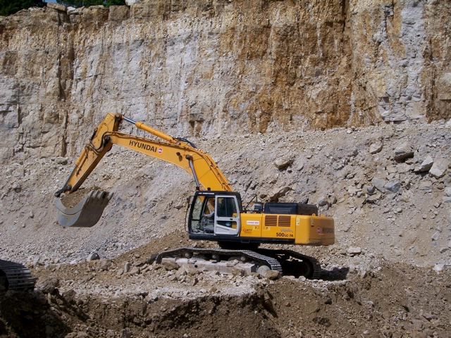 Ets Jeannin censeau - Travaux de terrassement frasne - Tractopelle avec de la grave dans son godet