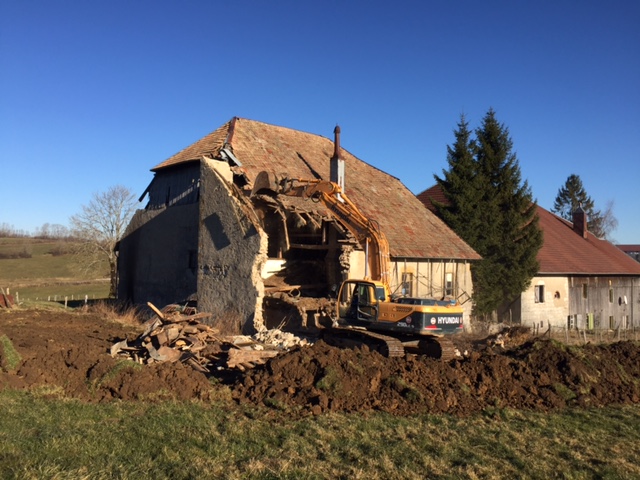 Travaux publics censeau - VRD frasne destruction d'une maison au tractopelle