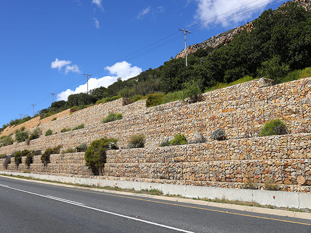 Aménagement de gabions prévenant de l'érosion au bord d'une route