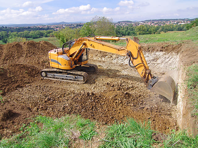 Tractopelle en action sur un terrain constructible