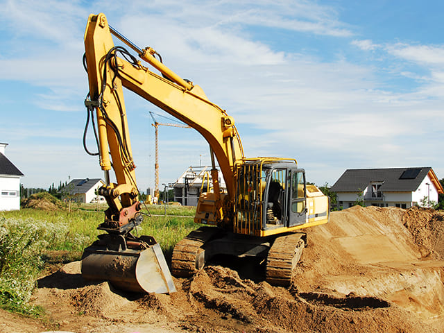 tractopelle en action dans un lotissement